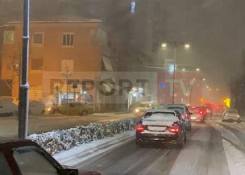 Dëbora izolon 11 fshatra në Elbasan, probleme me energjinë në disa zona