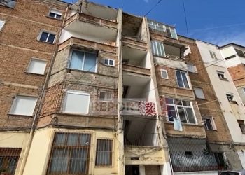 Depozitat e ujit dëmtojnë pallatin 5 katësh në Vlorë, rrezikon shembjen