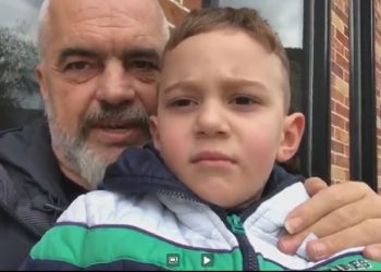 ‘Ejj ty të kam parë në TV’/ Rama publikon videon me vogëlushin: Sipas këtij shokut unë jam 123 vjeç