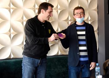 Veliaj u dorëzon kartat e anëtarësimit të rinjve të Njësisë 1: Në PS ka një mesazh, një për të gjithë, të gjithë për një; PD e qeveris kunati