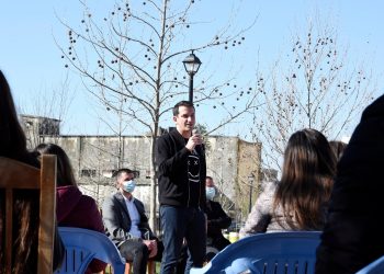 Veliaj me të rinjtë e Rrogozhinës: “E vetmja parti që nuk e lë vendin në baltë është Partia Socialiste; Luli di vetëm të flejë”