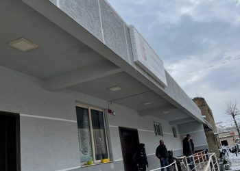 FOTOT / Strehë dhe një ushqim i ngrohtë, 33 persona kalojnë mbrëmjen në qendrat sociale të Bashkisë Tiranë