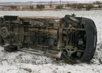 Aksident në aksin Lushnje-Rrogozhinë, furgoni rrëshqet nga rruga