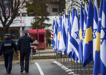 Zyrtarë të Bashkimit Europian përndjekin shqiptarët
