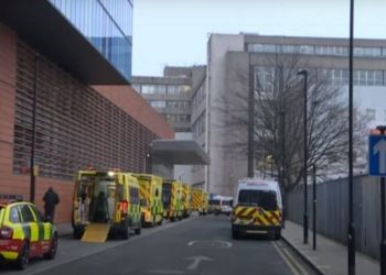 Britani, bie ndjeshëm numri i pacientëve me variante të reja të COVID-19