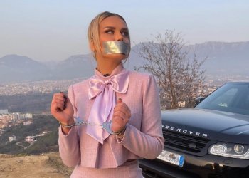 Me pranga në duar dhe të shtëna, Kejvina Kthella në ‘telashe’… (VIDEO)