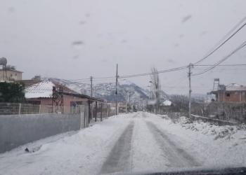Dëbora shkakton probleme edhe në qarkun e Elbasanit, ambulanca ngec në rrugë, i sëmuri dërgohet në spital me mjetin e bashkisë