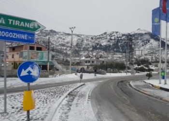 Policia bllokon lëvizjen nga Rrethrrotullimi i Bradasheshit te Tuneli i Kërrabës, çahet nga ngricat tubacioni i ujit të pijshëm
