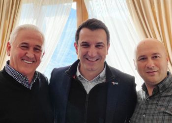 Veliaj poston foton me dy figurat e rëndësishme që ikën nga LSI: “Bashkimi bën fuqinë”