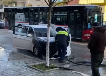 Fier/ Përfshihet nga flakët në ecje makina, shpëton shoferi