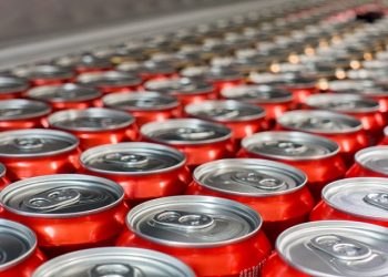 Studimi: Grimcat e Covid-19 nga të gjithë të prekurit në botë mbushin volumin e gjysmës së kanoçes Coca-Cola