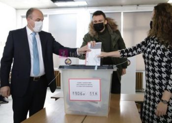 Enver Hoxhaj voton bashkë me gruan e djalin: Sot është dita kur flasin qytetarët e jo politikanët