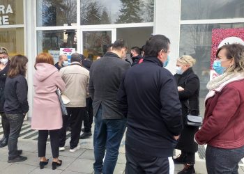 Dita e dytë/ Nis procesi i vaksinimit në qytetin e Korçës, bluzat e bardha në radhë për dozën e parë