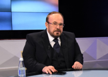 Pse ky lumë sharjesh kundër Nanos, ndërkohë që ai s’tha asnjë fjalë për kryetarin e opozitës?