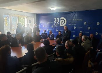 PD nuk pyet për pandemi, 40 veta në një dhomë