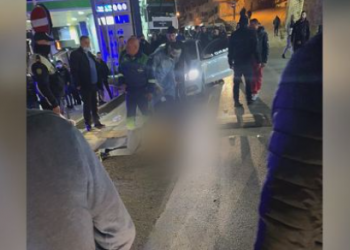 Sarandë/ I riu përplas këmbësoren, 30-vjeçarja lihet e shtrirë në tokë në mes të qytetit