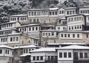 Borë në Berat, probleme me energjinë elektrike në disa lagje dhe fshatra