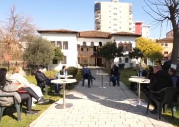 Balla bashkëbisedim me artistët: Rivitalizimi i kalasë, do ta kthejë Elbasanit në destinacion të fundjavës