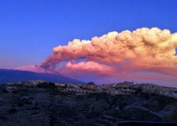 Shpërthen “Etna”! Panik dhe spektakël, aeroporti i Catania-s pezullon fluturimet