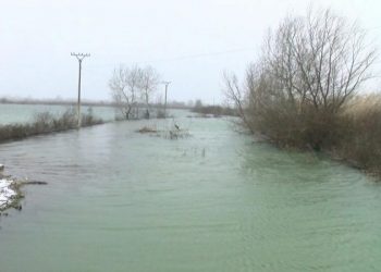 Shkodra 2200 hektarë tokë ende të përmbytura, disa rrugë të bllokuara për shkak të ujit dhe borës