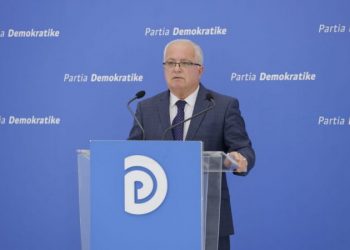 “Njerëzit janë lënë në mëshirë të fatit”, Spaho: Të prekurit nga tërmeti në kushte mjerane, kryeministri i la në varfëri të skajshme