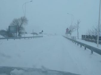 Moti i keq bllokon rrugën për në Korçë, dhjetëra makina në radhë (VIDEO)