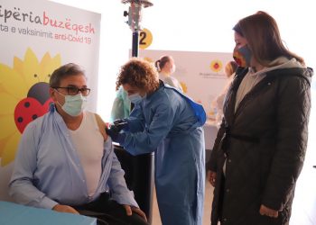 Manastirliu: Do të përfundojmë shpejt vaksinimin e bluzave të bardha, të moshuarit mbi 80 vjeç do të lajmërohen nga mjekët e familjes