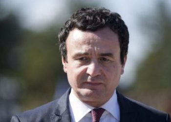 VIDEO/ Në Skënderaj, Albin Kurtin e presin me vezë dhe me brohorima për UÇK-në dhe Thaçin