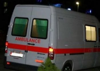 Aksident në autostradë, makina humb kontrollin dhe plagos dy këmbësorë