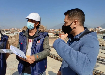 Tiranë/ Ministri Ahmetaj viziton kantierin e punimeve në lagjen 5 maji