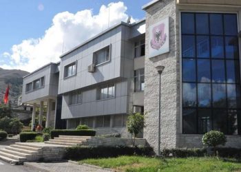 I gjendet drogë dhe fara kanabisi, arrestohet 26-vjeçari nga Lazarati