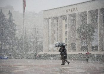 Video/ Nisin rreshjet e para të dëborës në kryeqytet