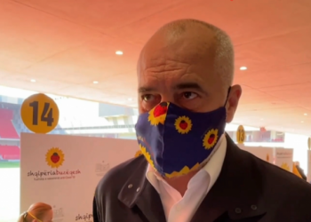 Rama pranë të moshuarve që vaksinohen sot tek “Air Albania”: Presim të sigurojmë një sasi të konsiderueshme dozash, mos të flasim para kohe