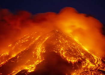 Pamje te reja spektakolare nga shpërthimi i vullkanit Etna në Itali