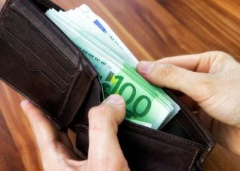 E pazakontë/ 33-vjeçari gjen portofolin me 10 mijë euro dhe ia dorëzon policëve