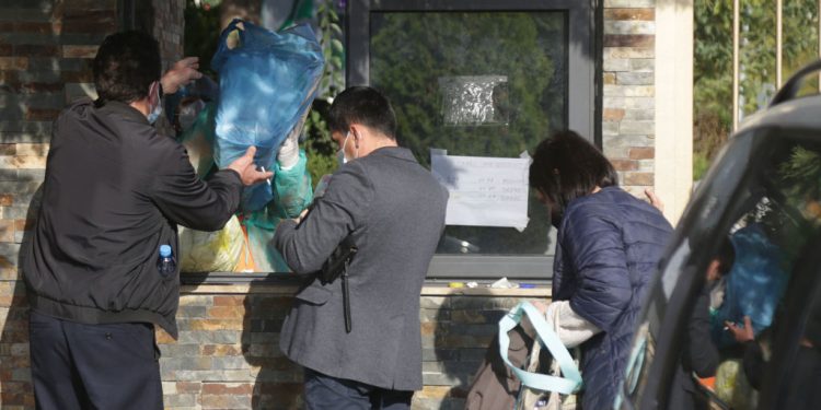 Te aferm te pacienteve duke pritur jashte ambienteve te Spitalit "Shefqet Ndroqi" (Sanatarium), ne Tirane, i cili eshte kthyer ne sherbim te pacienteve me koronavirus, dhe ka marre emrin Spitali COVID 2. Javet e fundit Shqiperia ka patur rritje te madhe te rasteve me koronavirus.	/r/n/r/nRelatives of the patients wait outside of the premises  of Hospital "Shefqet Ndroqi" (Sanatarium), in Tirana, which has turned in the service of patients with coronavirus, and has been named COVID 2 Hospital. In recent weeks, Albania has had a large increase in cases of coronavirus.