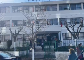 Nis vaksinimi në Fier/ 80 bluza të bardha dhe 55 të moshuar do marrin dozën e parë të Pfizer