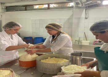 Rudina Hajdari shfaqet duke përgatitur djathë kaçkavall