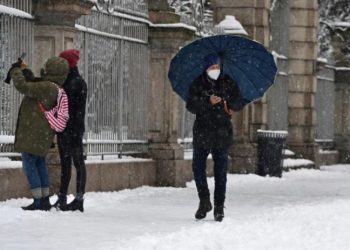 ITALI/ Acari siberian përfshin vendin, përplasje masive makinash në veri