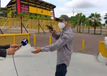 Ndodh në Ekuador/ Gazetarin e kërcënojnë live me armë përballë kamerave