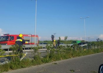 Aksident në Vorë/ Makina përplaset me trafikndarësen, humb jetën 80-vjeçari