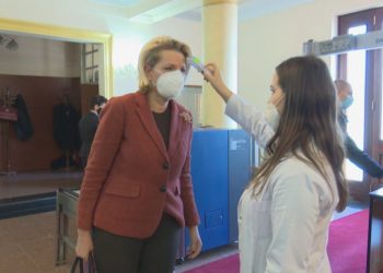 Zbardhet mbledhja me dyer të mbyllura, Mimi Kodheli i ankohet Ruçit për maskat