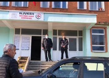 Mbërrijnë dozat e para/ Nis sot vaksinimi i bluzave të bardha në Kukës