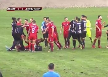 VIDEO-Super liga/ Sherr i madh në ndeshjen Bylis-Laçi, grushte mes lojtarëve