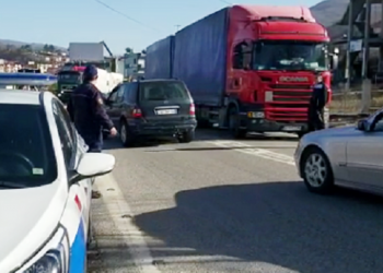 Librazhd/Kamioni përplas motorin, aksidentohet çifti