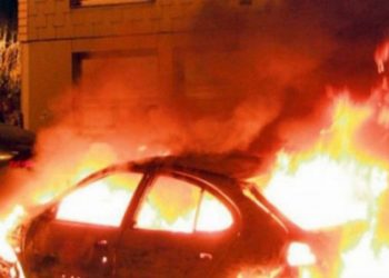 Krujë, digjet një automjet në oborrin e një banese. Ja çfarë dyshon policia