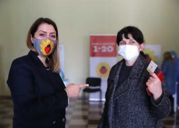 “10135 vaksinime anti-COVID janë kryer në Shqipëri”/ Manastirliu: Vijojmë procesin me bluzat e bardha, më pas grupet e rrezikuara