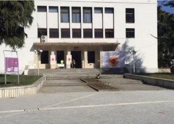 Nis vaksinimi i mjekëve dhe infermierëve në Berat/ Ja ku do të bëhet