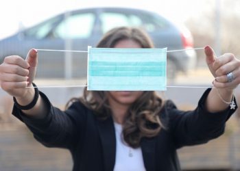 S’mbani maskën rregullisht se keni kaluar COVID? Ç’thotë studimi i ri: Të rinjtë e infektuar mund të…