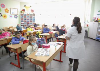 Skenari i kombinuar/ Kushi përcjell momente nga procesi mësimor, apel për respektimin e masave anti-COVID